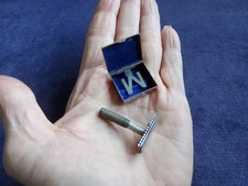 💙Vintage W.J. Myatt & Co. Ltd. Metal Ladies' Miniature Razor and Case💙