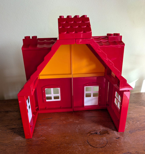 Duplo house walls and roof