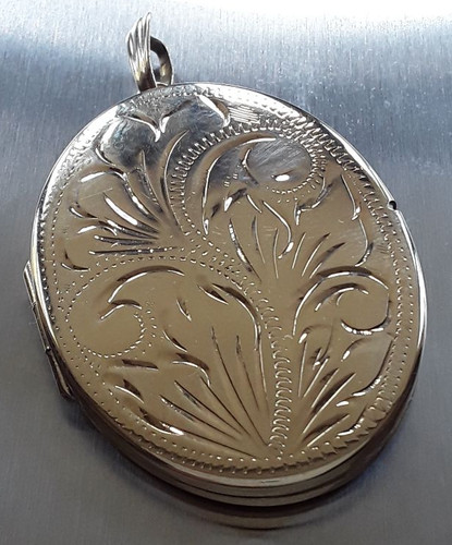 Large 9ct yellow gold - gold, engraved