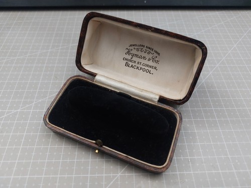 Good antique jewellery - good, display