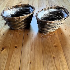 2 sturdy plastic-lined oval wicker baskets. Ideal for flower bulbs, plants, etc.