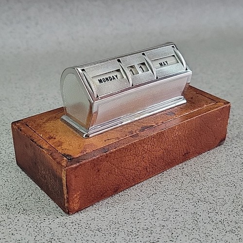 Perpetual desk calendar art - desk,