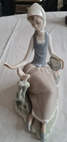 Lladro shepherdess with dove - lladro,