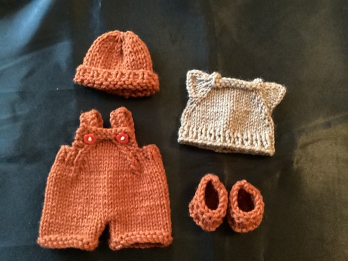 Hand knitted dolls clothes - , to