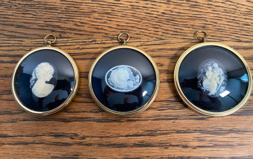 Vintage cameos framed - x,