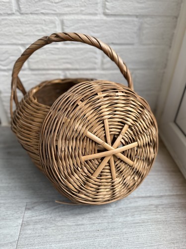 Vintage round wicker lidded - round,