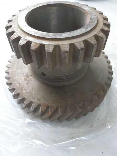 Transfer box intermediate gear - box,