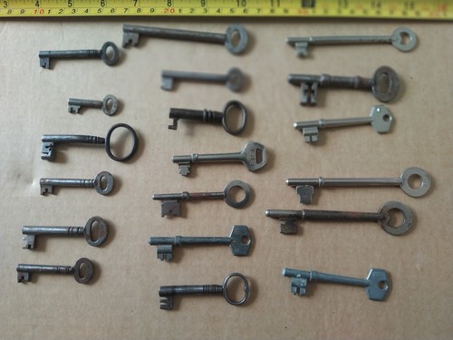 Antique vintage lot 19 - antique/vintage, of
