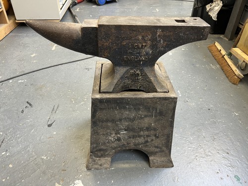 Anvil 51kgs 1 cwt - +, base