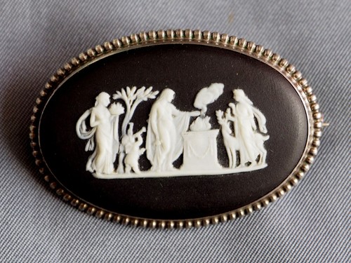 Wedgwood oval brooch black - oval,