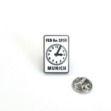 MAN UTD BUSBY BABES MUNICH CLOCK MEMORIAL PIN BADGE WHITE FREE UK 48HR POST