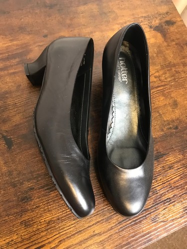 Black leather low heel classic - black,