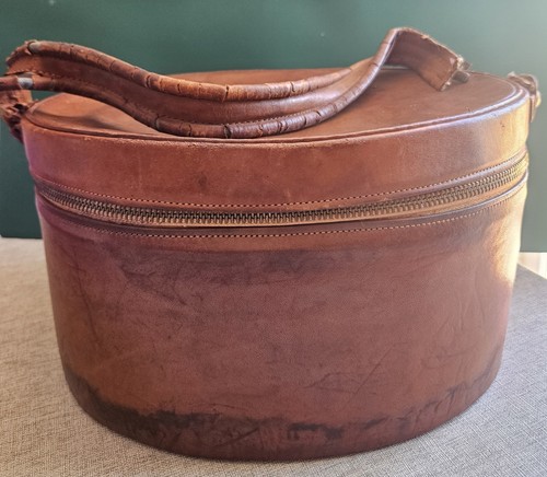 Vintage round eather vanity - round,