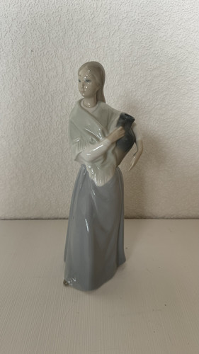 Lladro zaphir lady - lady, holding
