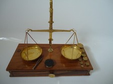 Set brass scales wooden box - in,