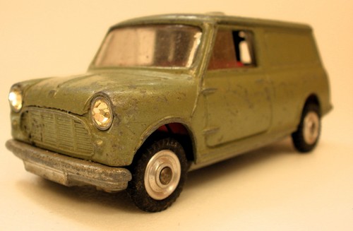 Corgi toys 450 - austin, mini
