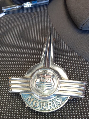 Morris minor bonnet badge - morris,