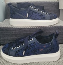 STUNNING Navy Blue Lace Fabric Trainers by MODA Size 5 EU 38