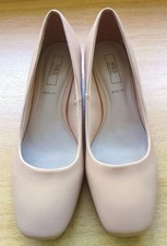 M & S SIZE 7.5 WIDE FIT BEIGE / CREAM FAUX LEATHER COURT SHOES    H56102425B315