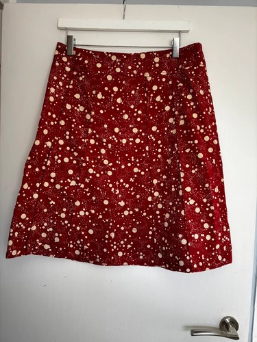 Whistles red and - , knee