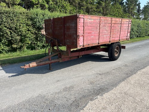 Farm tractor tipping trailer - tipping,