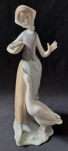 Lladro figure girl feeding - figure,