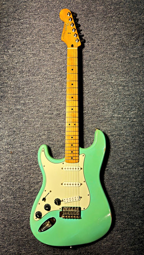 Left handed fender player - left,