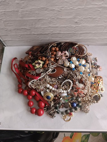 8kg broken costume jewellery - 1.8kg,