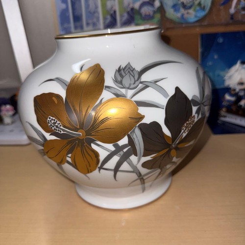 Okura flower vase - vase, gold