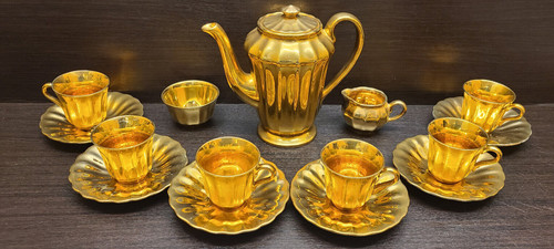 Person wade gold - coffee, set