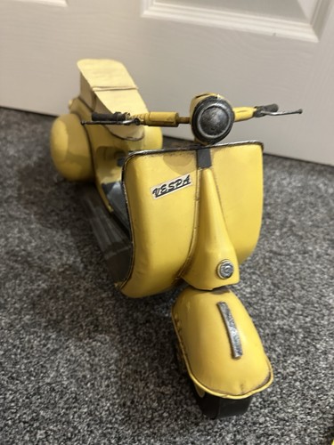 Large vespa tin model - vespa, in