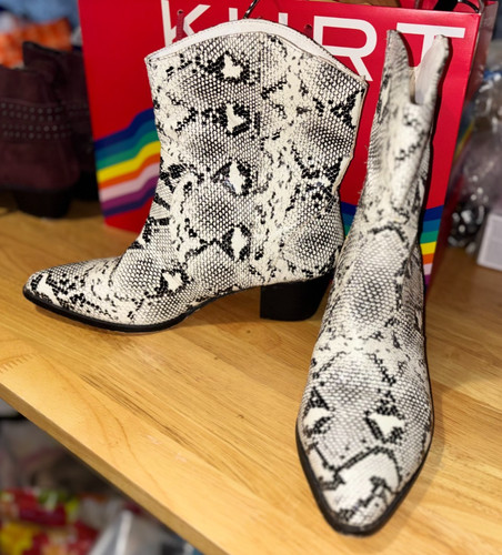 Day white black snakeskin - day, white&black