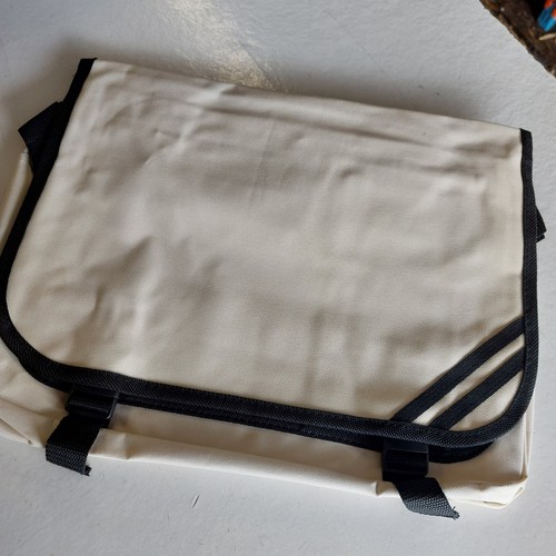 Box messenger bags - of, 10