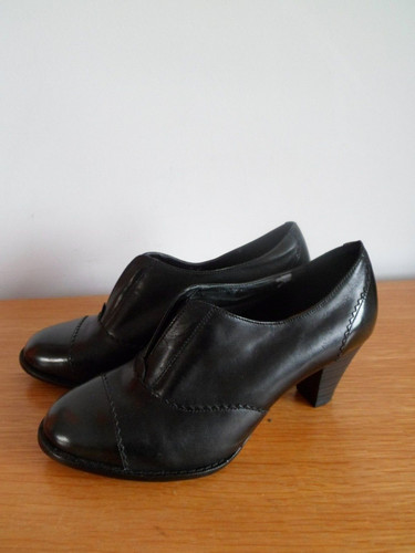 Ladies black leather clarks - black,