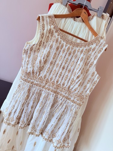 Cream with gold thread - with,
