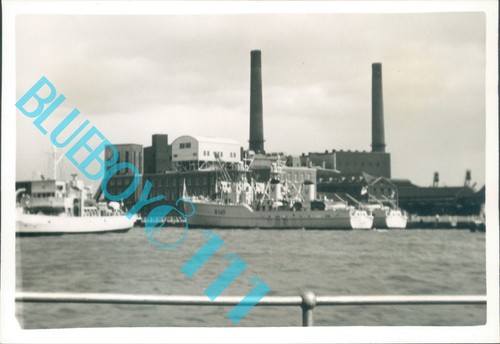 Royal navy minesweeper hms - royal,