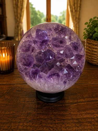 Huge giant amethyst - /,