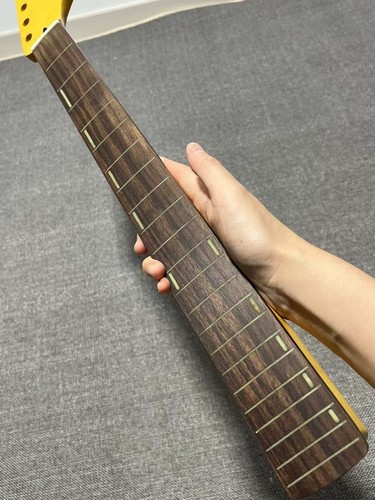 Glow dark fretless guitar - in,