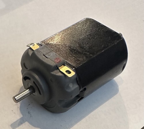 Pole core motor for - pole,