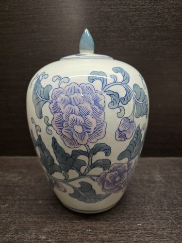 Chinese oriental lidded urn