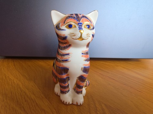 Royal crown derby - crown, sitting