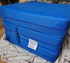Folding single blue mattress -