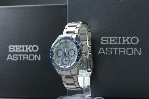 Box seiko astron dual - ],