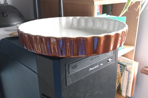 Brown ceramic quiche - quiche, /flan