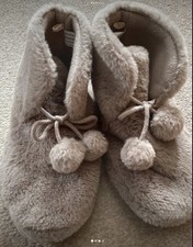 Women’s Beige Memory Foam Slipper Boots - Size 5/6 - Hardly Worn