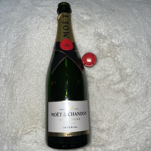 Moet chandon champagne empty - &,