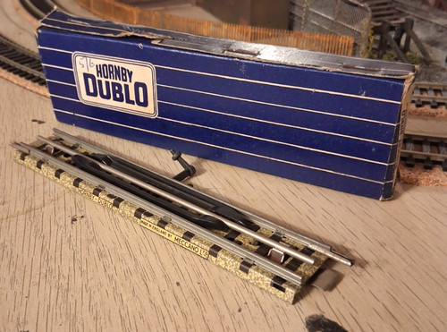 Hornby dublo rail uncoupling - 3-rail,