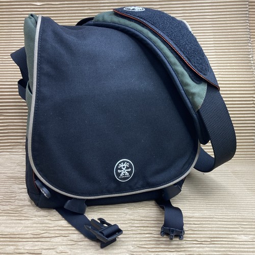 Crumpler black green nylon - &,