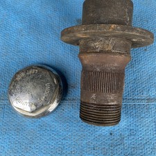 MGB Wire Wheel Front Hub BTB 730COARSE THREAD 8 TPI LEFT HAND SIDE WITH HUB NUT