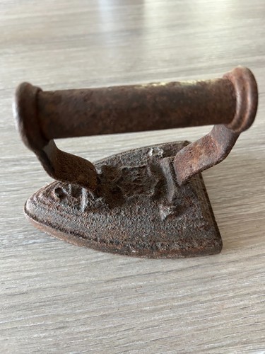 Vintage cast iron flat - ***,